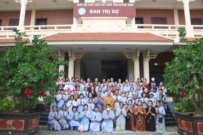 Tieu Dao Pagoda offering to Rain-Retreat schools in Quang Ninh