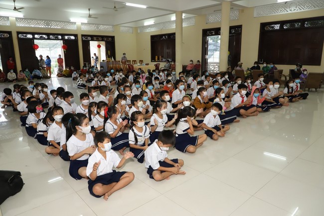 Gift giving program for pupils of Quoc Thoi pagoda