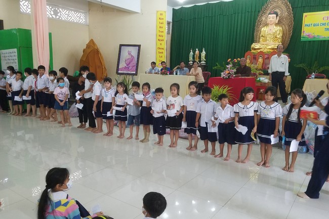 Gift giving program for pupils of Quoc Thoi pagoda