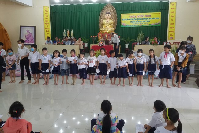 Gift giving program for pupils of Quoc Thoi pagoda