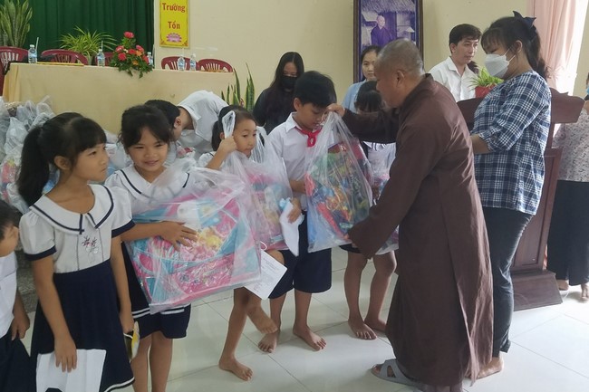 Gift giving program for pupils of Quoc Thoi pagoda