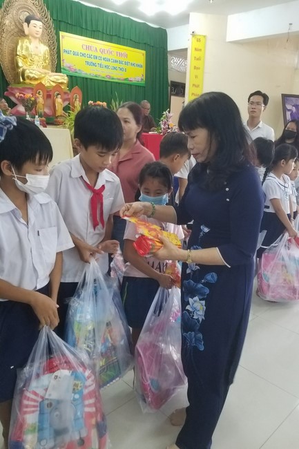 Gift giving program for pupils of Quoc Thoi pagoda