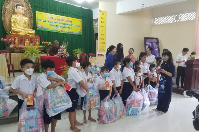 Gift giving program for pupils of Quoc Thoi pagoda