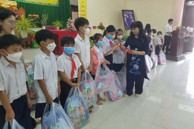 Gift giving program for pupils of Quoc Thoi pagoda
