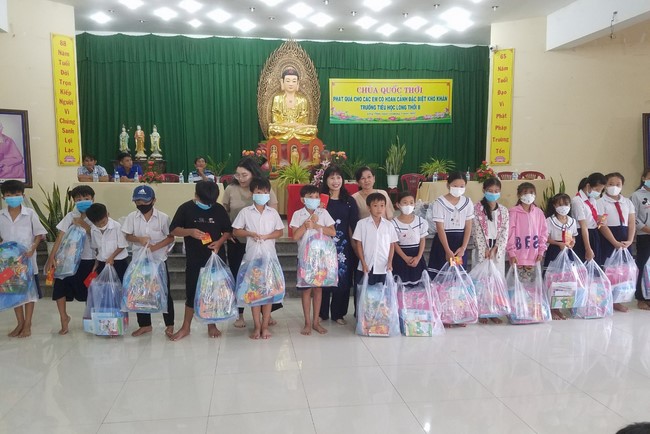 Gift giving program for pupils of Quoc Thoi pagoda