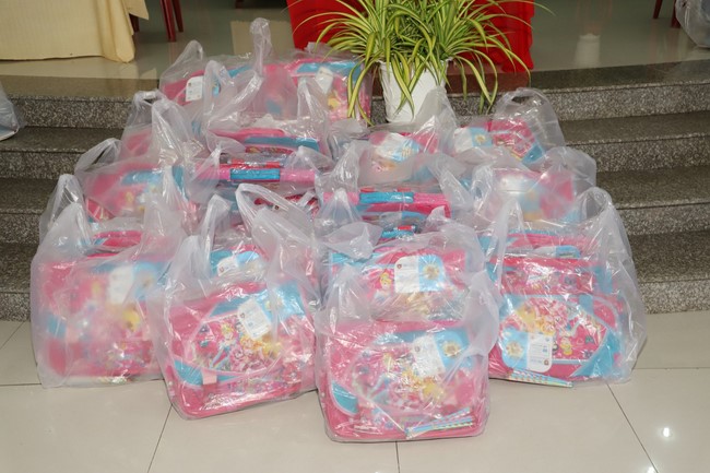 Gift giving program for pupils of Quoc Thoi pagoda