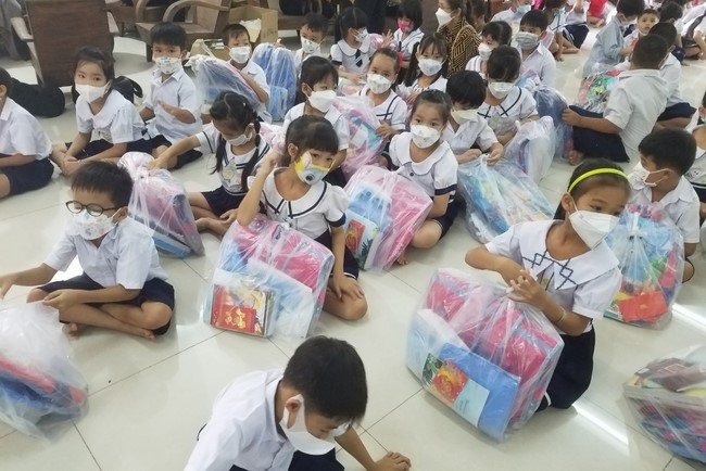 Gift giving program for pupils of Quoc Thoi pagoda