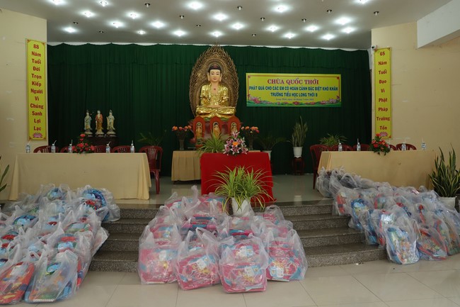 Gift giving program for pupils of Quoc Thoi pagoda