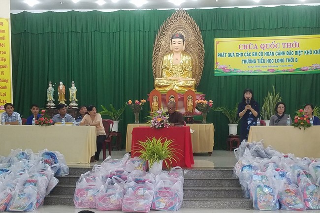 Gift giving program for pupils of Quoc Thoi pagoda