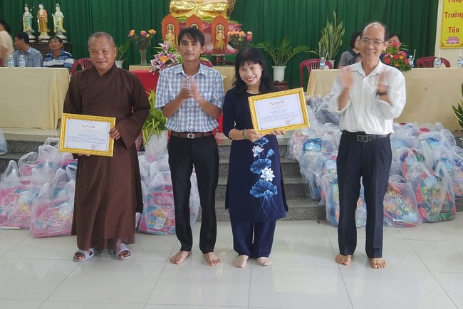 Gift giving program for pupils of Quoc Thoi pagoda