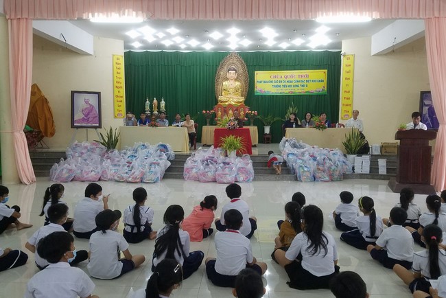Gift giving program for pupils of Quoc Thoi pagoda