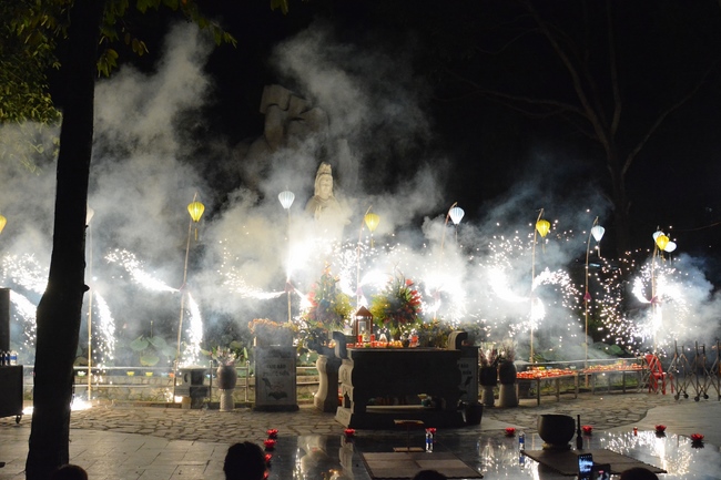 Prostrating the names Bodhisattva Avalokitesvara