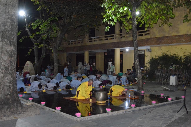 Prostrating the names Bodhisattva Avalokitesvara