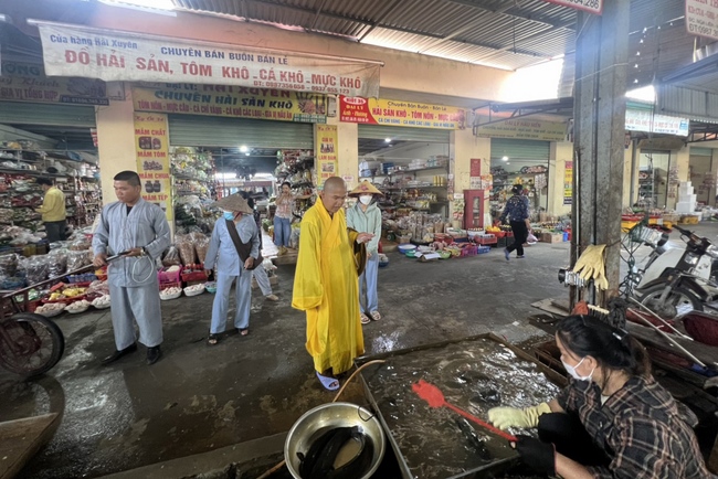 Charity in sowing blessing of Dong Cao Pagoda