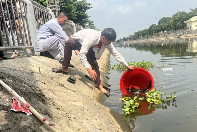 Charity in sowing blessing of Dong Cao Pagoda
