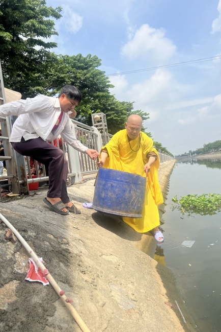 Charity in sowing blessing of Dong Cao Pagoda