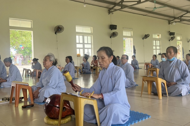 Charity in sowing blessing of Dong Cao Pagoda