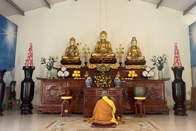 Charity in sowing blessing of Dong Cao Pagoda