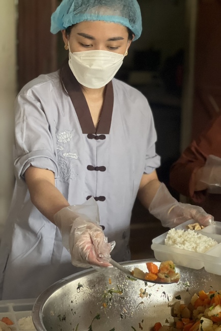 Charity in sowing blessing of Dong Cao Pagoda