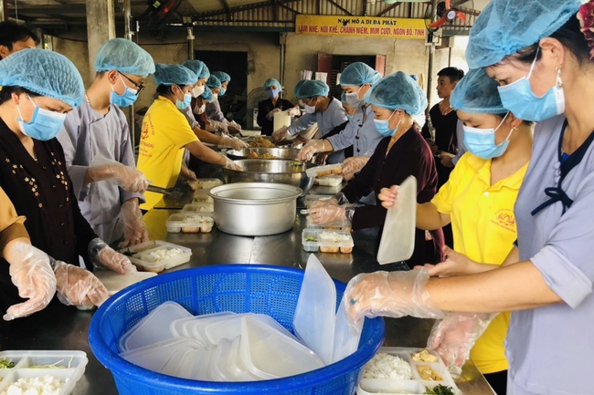 Charity in sowing blessing of Dong Cao Pagoda