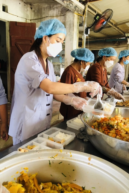 Charity in sowing blessing of Dong Cao Pagoda