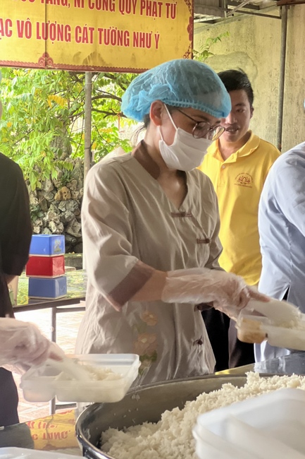 Charity in sowing blessing of Dong Cao Pagoda