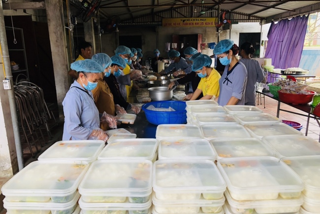 Charity in sowing blessing of Dong Cao Pagoda