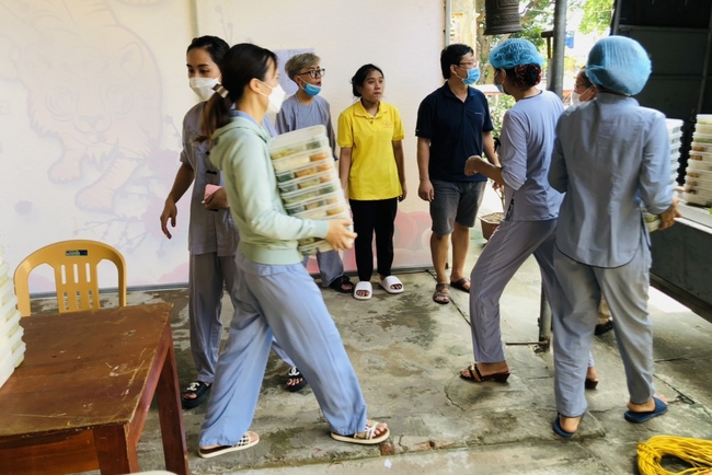 Charity in sowing blessing of Dong Cao Pagoda