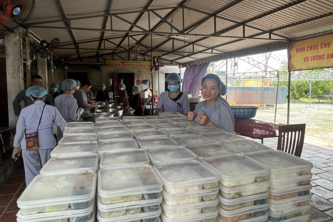 Charity in sowing blessing of Dong Cao Pagoda