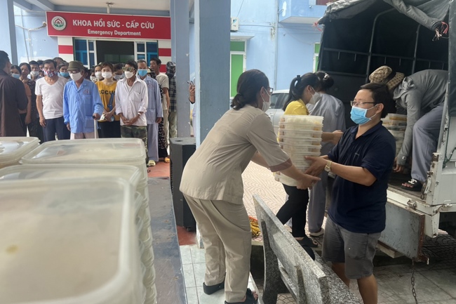 Charity in sowing blessing of Dong Cao Pagoda