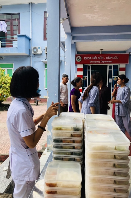Charity in sowing blessing of Dong Cao Pagoda