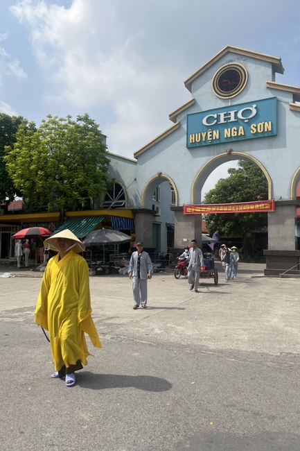 Charity in sowing blessing of Dong Cao Pagoda