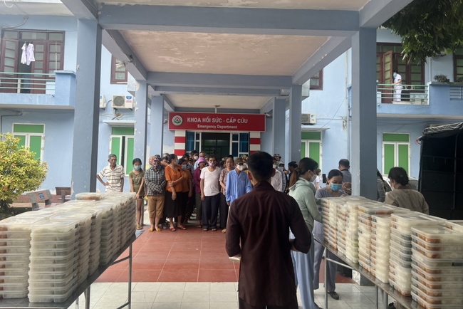 Charity in sowing blessing of Dong Cao Pagoda