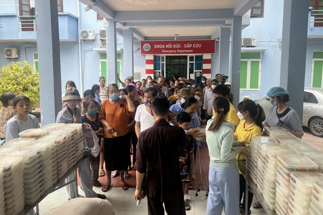 Charity in sowing blessing of Dong Cao Pagoda