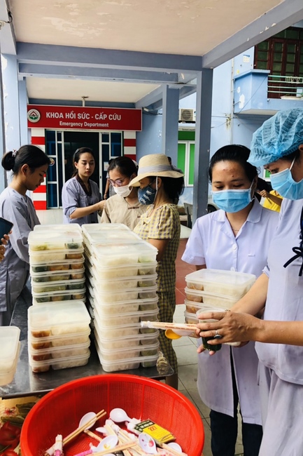 Charity in sowing blessing of Dong Cao Pagoda