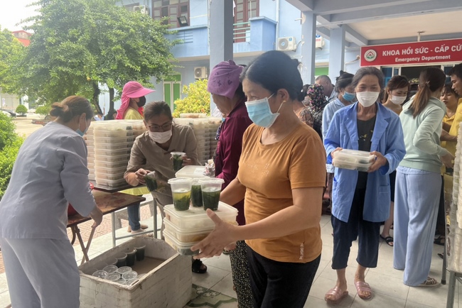 Charity in sowing blessing of Dong Cao Pagoda