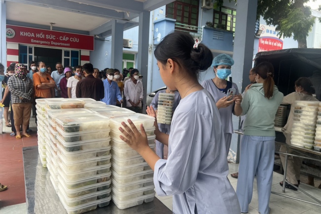 Charity in sowing blessing of Dong Cao Pagoda