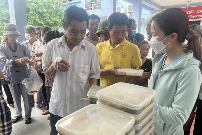 Charity in sowing blessing of Dong Cao Pagoda