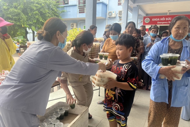 Charity in sowing blessing of Dong Cao Pagoda