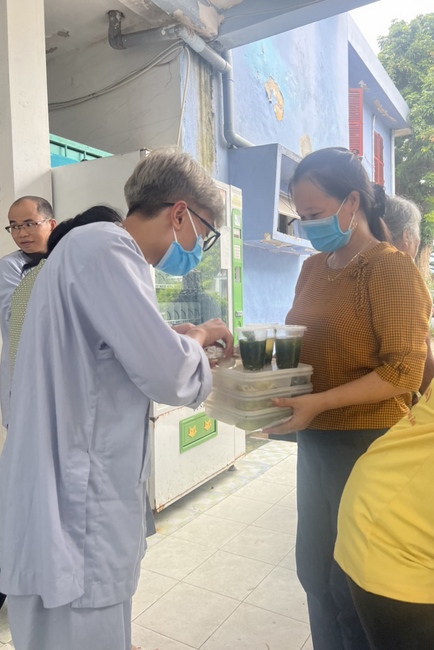 Charity in sowing blessing of Dong Cao Pagoda