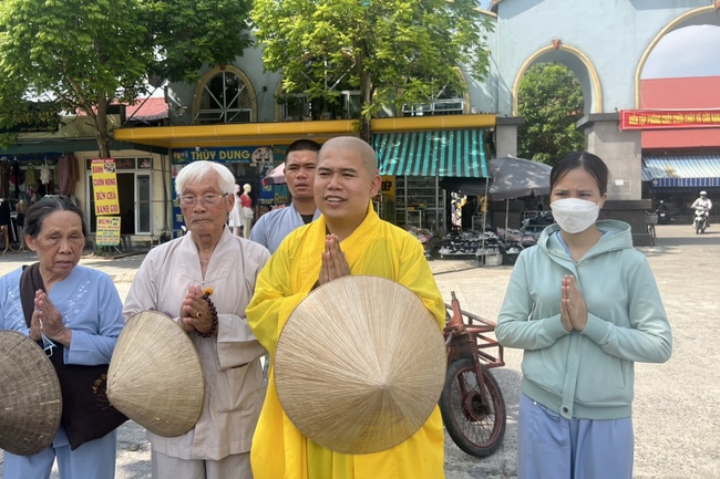 Charity in sowing blessing of Dong Cao Pagoda