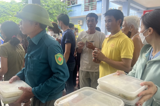 Charity in sowing blessing of Dong Cao Pagoda