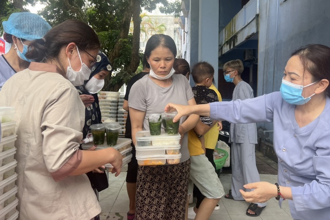 Charity in sowing blessing of Dong Cao Pagoda