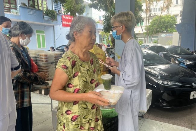 Charity in sowing blessing of Dong Cao Pagoda
