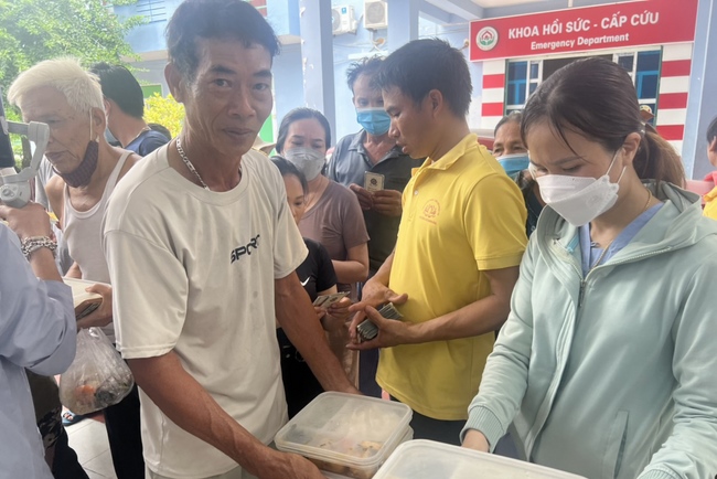 Charity in sowing blessing of Dong Cao Pagoda