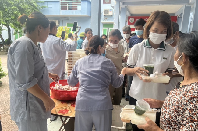 Charity in sowing blessing of Dong Cao Pagoda