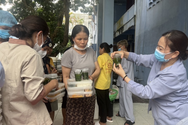 Charity in sowing blessing of Dong Cao Pagoda