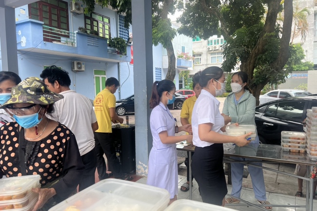 Charity in sowing blessing of Dong Cao Pagoda