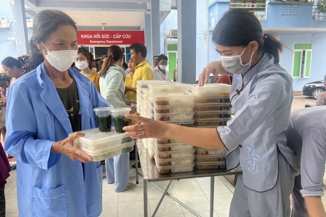 Charity in sowing blessing of Dong Cao Pagoda