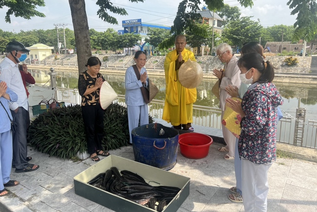 Charity in sowing blessing of Dong Cao Pagoda